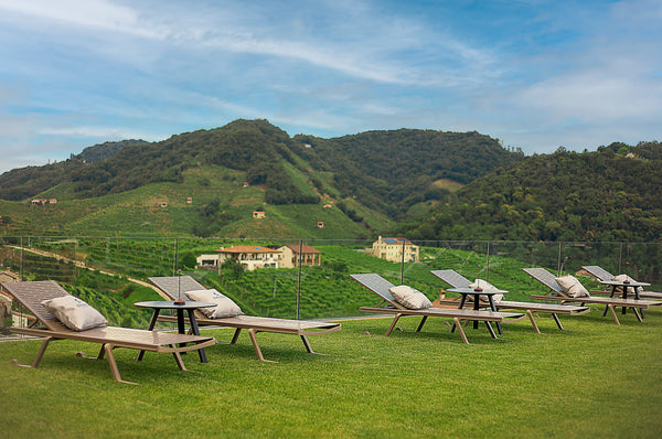Proseccoland zeigt den Blick auf die Weinberge von einer Liegewiese.